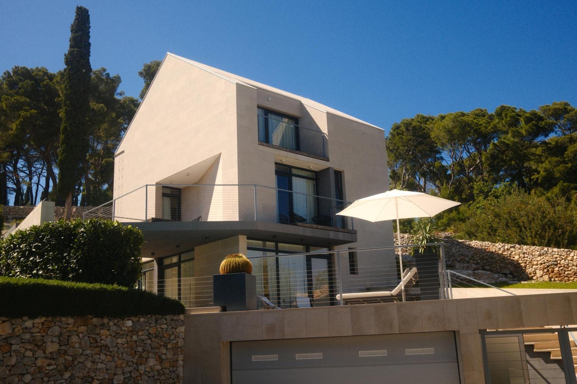 Unique 4-bedroom Sempervivum With Pool In